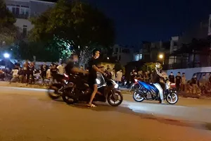 Cảnh sát vây bắt nhóm quái xế ở quận 12 