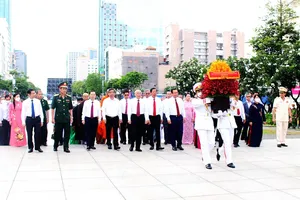 Lãnh đạo TP.HCM dâng hương tưởng niệm Chủ tịch Hồ Chí Minh