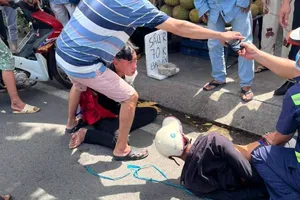 Dân truy đuổi, bắt gọn 2 kẻ cướp giật ở quận 8