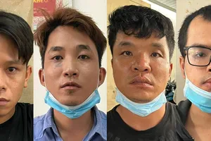 Nhóm 4 người đang lục tìm tài sản để trộm thì chủ nhà về