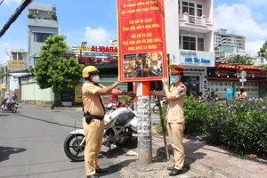 CSGT Bình Thạnh treo băng rôn khắp đường về vi phạm nồng độ cồn 