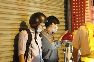 Đôi bạn đi xe máy sau buổi nhậu bị CSGT xử phạt 11 triệu đồng 