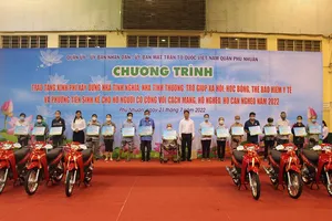 Phú Nhuận trao 2,1 tỉ đồng hỗ trợ sinh kế và trợ cấp cho người khó khăn 