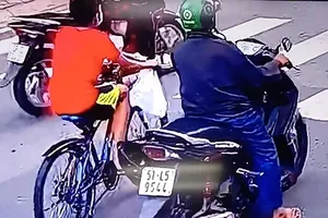 Người đàn ông chạy xe ôm nhờ bé trai mua nước rồi lừa lấy xe đạp 