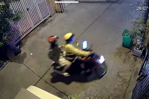 1 xe ôm công nghệ lấy túi xách của khách đi xe 