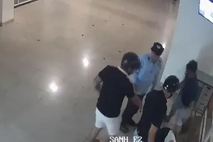 Con trai ca sĩ Chế Linh bị đánh hội đồng tại chung cư ở Bình Thạnh