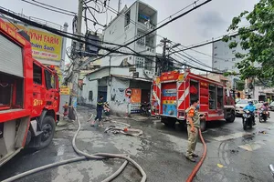 Cháy nhà trọ 5 tầng, hàng chục cư dân ôm đồ bỏ chạy 