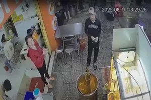 Trộm luôn xe đạp điện của chủ quán khi mua bánh canh