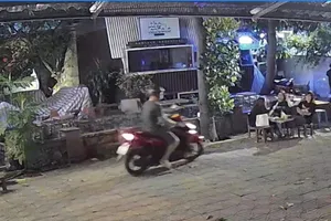 Bắt 1 thanh niên nghiện ma túy giật điện thoại trong quán cà phê 