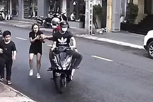 TP.HCM: 1 phụ nữ bị giật điện thoại giữa phố