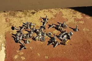 Đinh vít bủa vây, 'bẫy' người đi đường trên cầu Bình Lợi, TP.HCM