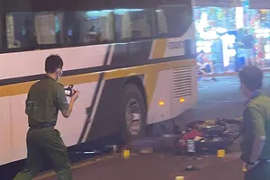 Đụng xe cùng chiều rồi ngã ra đường, một người bị xe khách tông tử vong 