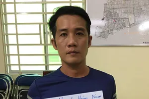 Mời đi xe ôm không được, giật điện thoại của cô gái