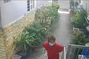 Camera ghi cảnh 1 phụ nữ đột nhập nhà dân trộm tài sản