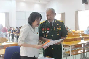 ĐBQH Phạm Khánh Phong Lan trả lời ý kiến của cử tri tại buổi tiếp xúc. Ảnh: NGUYỄN YÊN