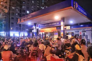 Đổ xăng ở TP.HCM: Đợi 30 phút được 'đầy bình'