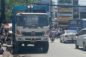 Tai nạn liên hoàn giữa xe rác, xe khách và 2 xe máy ở quận 8