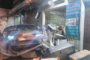 Ô tô lao vào cửa hàng điện lạnh ở quận 6