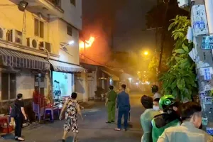 Cháy lớn trong dãy nhà liền kề ở quận 8, TP.HCM