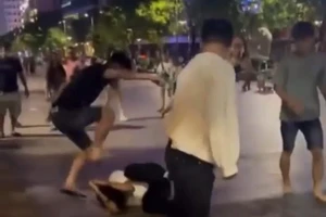 Truy xét nhóm thanh niên đánh hội đồng 2 người ở phố đi bộ Nguyễn Huệ