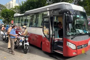 CSGT Chợ Lớn xử lý hàng trăm lượt xe dừng đỗ sai quy đinh