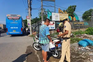 CSGT Bình Triệu phạt nhiều xe khách thu giá vé cao hơn niêm yết 