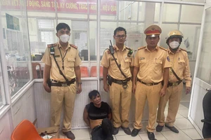 CSGT Nam Sài Gòn chặn đứng 2 kẻ cướp có hung khí trên đường Nguyễn Văn Linh 