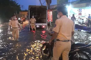 Triều cường đạt đỉnh, CSGT dùng xe chở người dân vượt nước ngập 