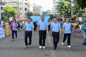 Chủ tịch TP.HCM Phan Văn Mãi tham gia đi bộ 'đồng hành chăm lo người dân khó khăn' 