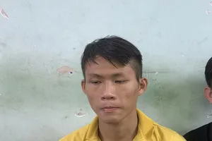 Bắt đối tượng giật điện thoại cô gái ngoại quốc 