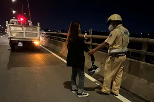 CSGT Bình Triệu cứu một cô gái nhảy cầu Bình Phước 1 vào mùng 4 Tết