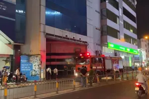 Nhiều người ám đầy khói đen chạy ra từ đám cháy tại tòa nhà văn phòng 