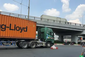 1 người đàn ông bị container cán tử vong ở ngã tư An Sương