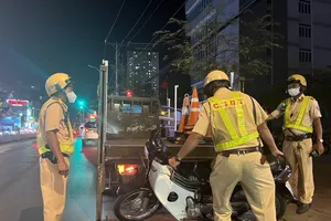 Thấy chốt kiểm tra nồng độ cồn, lái xe liền chạy trốn vào hẻm