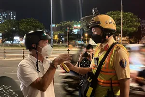 Công an giải đáp các thắc mắc mà người vi phạm hay 'hạch hỏi' CSGT