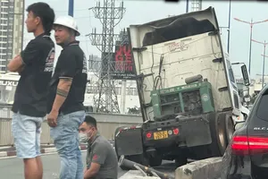 Xe đầu kéo ủi văng dải phân cách cầu Sài Gòn, giao thông ùn ứ