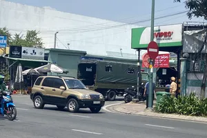 Công an TP.HCM khám xét Trung tâm đăng kiểm 50-05V - chi nhánh Hồng Hà 