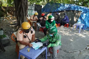 Hàng loạt lái xe ôm công nghệ bị Đội CSGT An Lạc phạt vì chạy quá tốc độ 