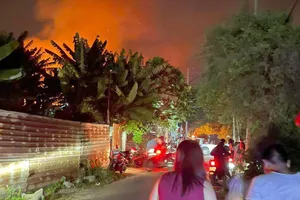 Cháy xưởng gỗ ở quận 12, nhiều tài sản bị thiêu rụi 