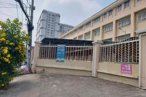 Đánh nhau trước cổng trường ở Bình Thạnh, 2 người bị thương