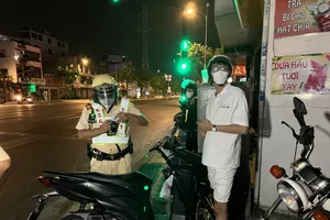 Bị CSGT xử lý về nồng độ cồn, thanh niên điện thoại ‘cầu cứu’ mẹ