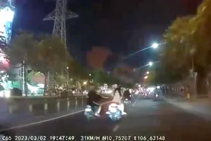 Camera ghi cảnh 2 thanh niên giật túi xách người đi đường ở quận 6