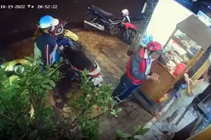 Mạo danh nhân viên y tế bán thuốc diệt muỗi