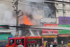 Phát hiện 1 người chết trong vụ cháy dãy nhà gần bến xe miền Đông cũ 