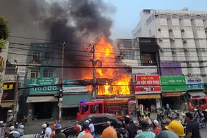 Cháy lớn quán cơm gần bến xe Miền Đông cũ 