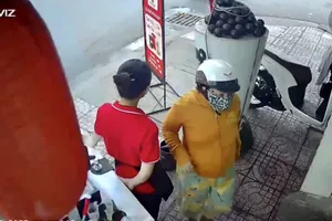 1 phụ nữ đi nhờ nhà vệ sinh quán nước rồi trộm luôn điện thoại 