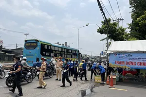 CSGT tặng mũ bảo hiểm, nước suối… cho người dân về miền Tây nghỉ lễ 