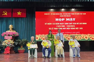 Quận Phú Nhuận trao huy hiệu cho 69 đảng viên cao tuổi