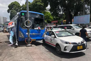 Xe buýt tông liên hoàn vào nhiều ô tô ở Bình Thạnh