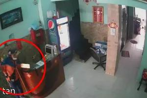 Camera ghi cảnh người mặc áo shipper trộm ở quầy tiếp tân nhà nghỉ 